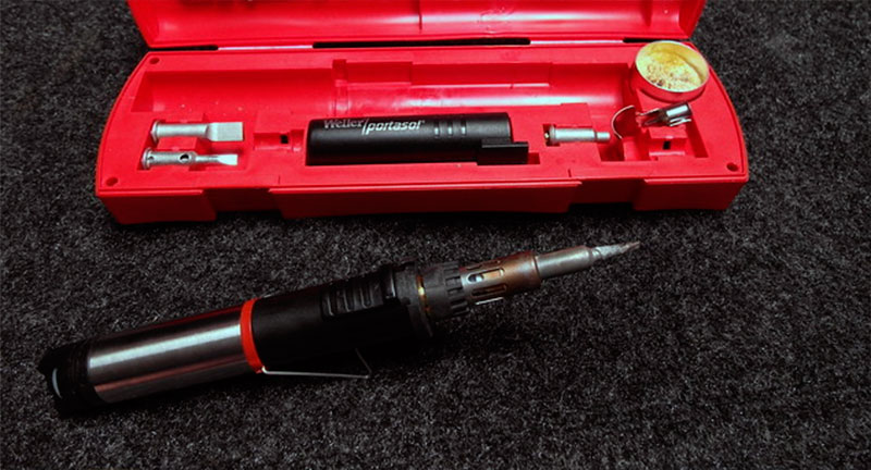 Gas soldering iron